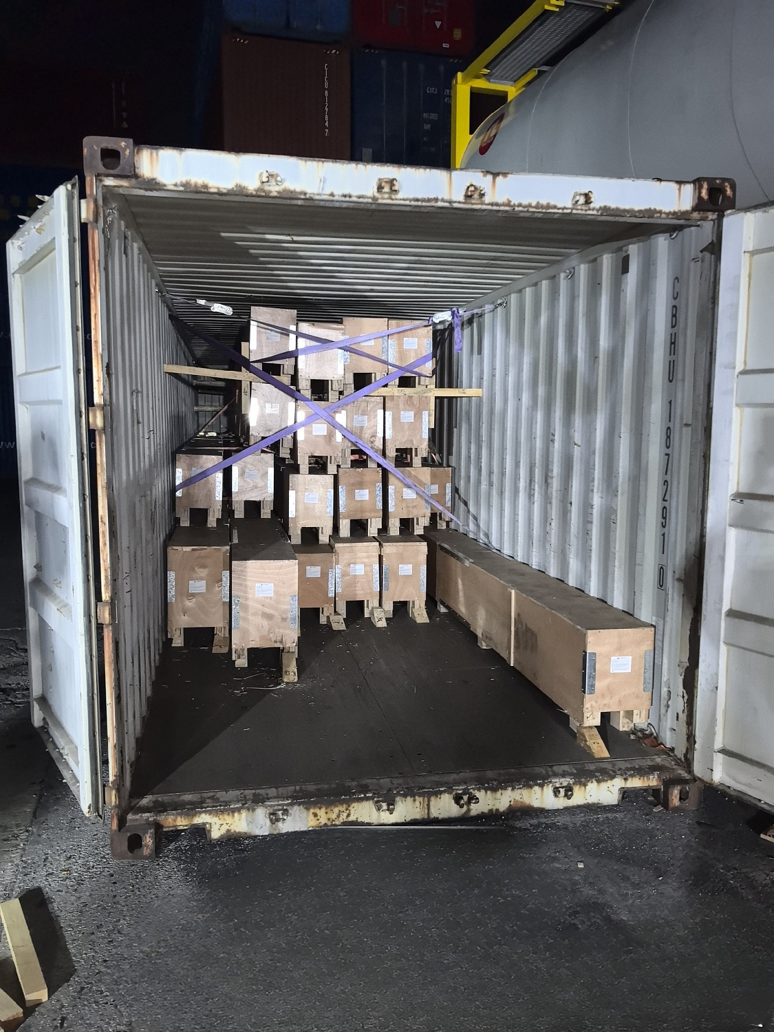 Transportation of cinema projection screens from Guangzhou to Moscow